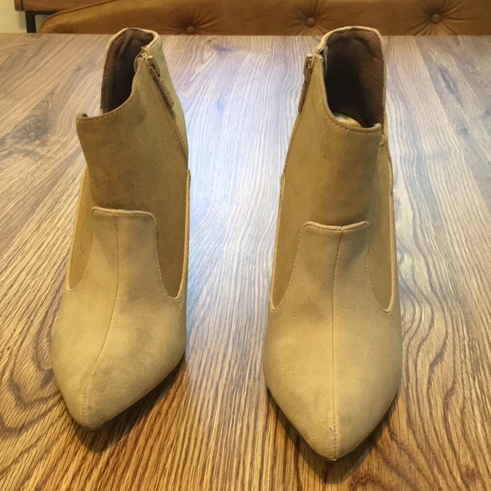 Michael Antonio Tan high heel Shoes Sz 8 Worn once - Picture 2 of 8